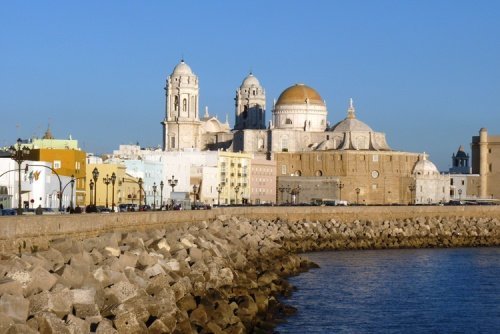 Desde el mar, Cádiz parece una ciudad de perfil bizantino. Caballero Bonald