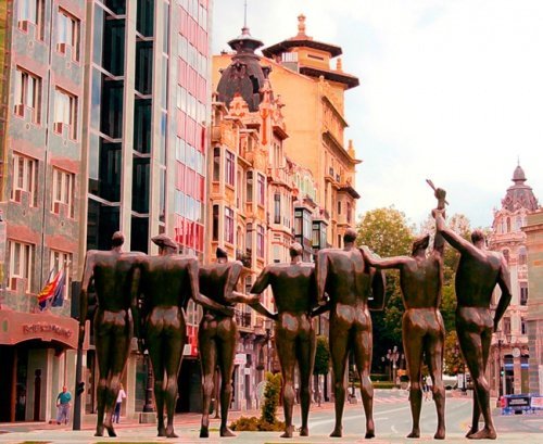 Monumento a la Concordia, en la plaza del Carbayón de Oviedo.