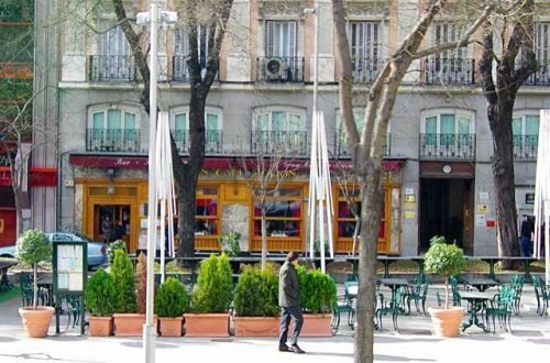 Fachada del Café Gijón, detrás de la terraza