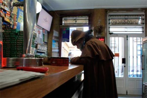 Juan Carlos &quot;el Benedictino&quot; desayunando en un bar compostelano - Foto: Pepo Paz