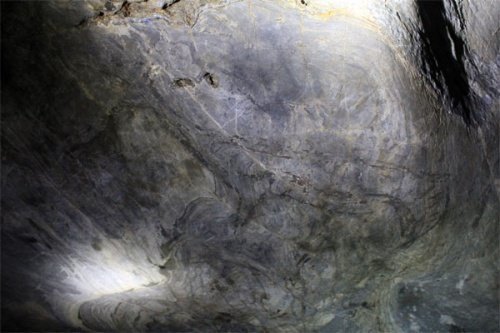 Grabado rupestre en el interior de la Cueva de Ardales - Foto Pepo Paz