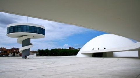 Centro Cultural Niemeyer, junto a la ría de Avilés. Museo de Anclas, en la playa de Salinas