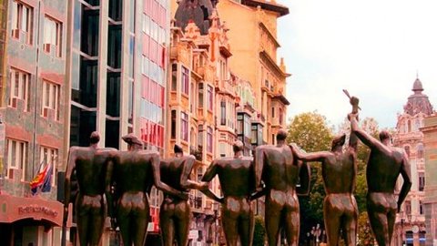 Monumento a la Concordia, en la plaza del Carbayón de Oviedo.