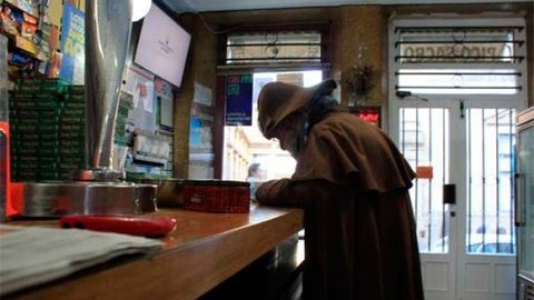 Juan Carlos &quot;el Benedictino&quot; desayunando en un bar compostelano - Foto: Pepo Paz