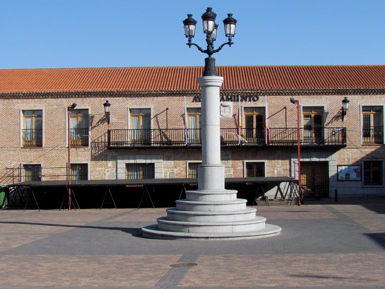 navas-del-rey-ayuntamiento-plaza-espana